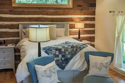 Image de New Listing, Premier Host, Historic Cabin newly remodeled, private, quiet, Clean