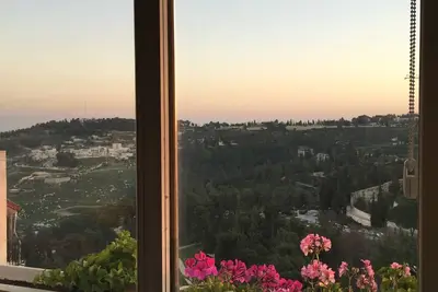 Image de Beautiful views - walk to restaurants, theaters, First Station, & Old City