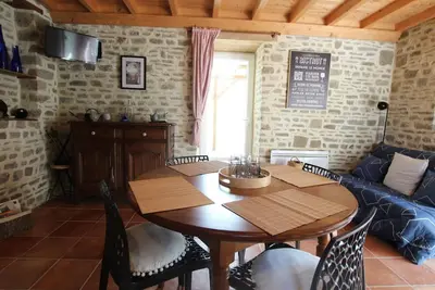 Image de Charmante maison en pierres proche plage avec terrasse couverte et jardin privé