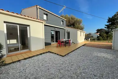 Image de Maison familiale spacieuse, 5 chambres, à 350m de la plage des Demoiselles, calme et confort