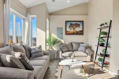 Image de Luxurious Hideaway with a Skyline View