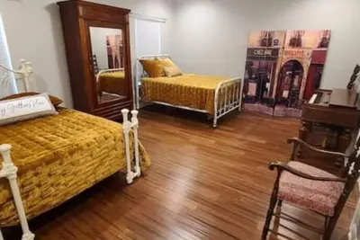 Image de House in Historic District on quiet corner, a walk to the historic square, beach