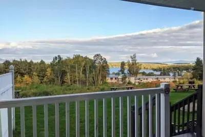 Image de Cute Lower Level Cedar Lodge Room with Balcony & Lake Views!