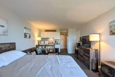 Image de Cute Cedar Lodge Studio with Balcony & Lake Views!
