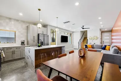 Image de Be There in 🔟 Ten: (An East Central mod home)