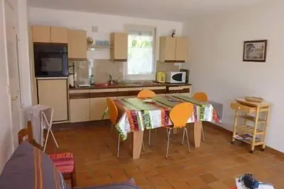 Image de Rez de jardin avec une chambre