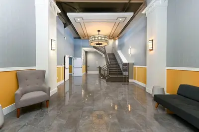 Image de Downtown Escape - Stylish Living with Free Parking