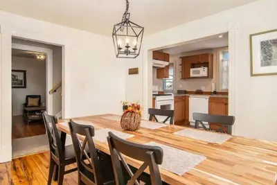 Image de The Most Centrally Located Home In Perth!