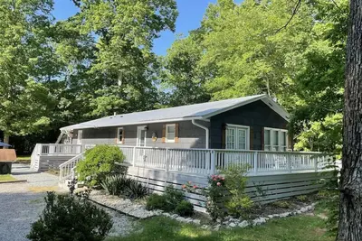 Image de Enjoy peaceful lake life at the Cozy Lake Gaston Estates Cottage! !