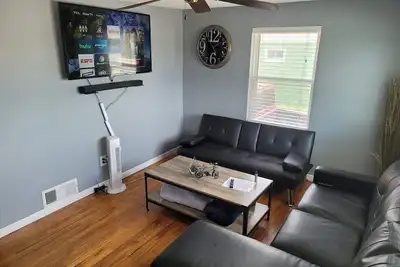 Image de House To Yourself! Parking, Wifi, Pets allowed!