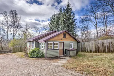 Image de Parker is a charming 2 bedroom cottage 15 minutes from downtown Asheville.