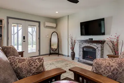 Image de Pets welcomed, fully fenced in yard. Beautiful 1br suite w full kitchen, Wi-Fi