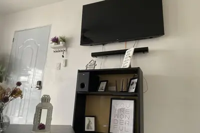 Image de This property is centrally-located within walking distance to everything. \n