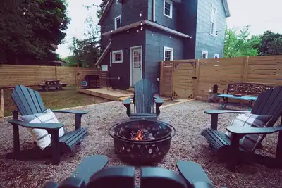 Image de That Place on 6th Street close to downtown, beaches, & private backyard