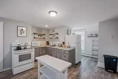 Stylish & Large Top Floor w/ Private Front Porch