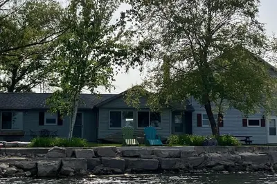 Image de Family cottage on the water in Door County. Water toys for adults and kids.