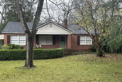 Image de Located in central Columbus, just 10 minutes from the Ft. Benning visitor center.