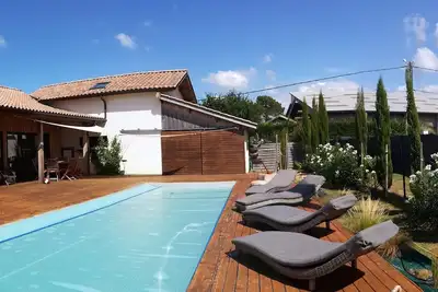 Image de Villa 3 chambres avec piscine et jardin. Proche du port et multiples activités.