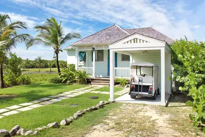Image de 2 Bed 2 Bath Waterfront House located in Schooner Bay, Abaco