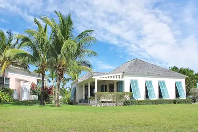 Image de 2 Bed 2 Bath Waterfront House located in Schooner Bay, Abaco