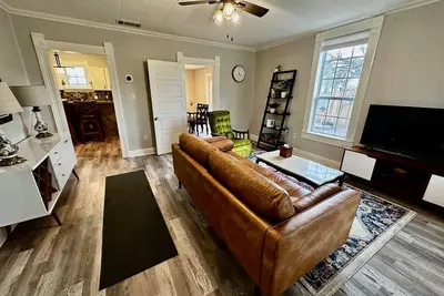 Image de Charming, historic house in Downtown Pflugerville. Pet-friendly!