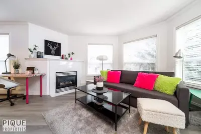 Image de The Neon Palace - KingBed - Fireplace - Netflix - Ug Park\n