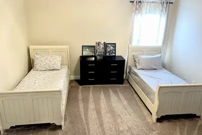 Image de This stunning two-story home is 11 miles from the golf course.