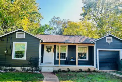 Image de Charming Cottage near Sfa, azalea gardens, & walking trails.