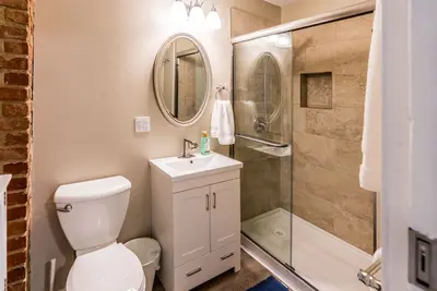 Image de Cozy in Kc! Laundry, Kitchen, Deck, Parking, near downtown and the Northland