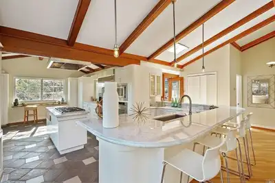 Image de Light filled, tree house, surrounded by nature. 7 minute walk from downtown.