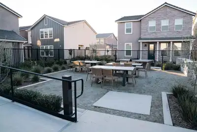 Image de Modern 3-bedroom 2-bath townhome, perfectly balancing comfort and accessibility.
