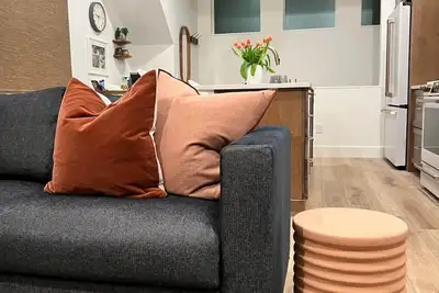 Image de New! The Second Story - Downtown Carriage House