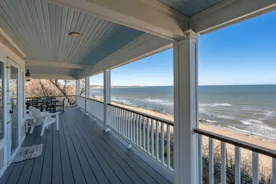 Image de Oceanfront home on Sagamore Beach with panoramic views of Cape Cod Bay, sleeps 10
