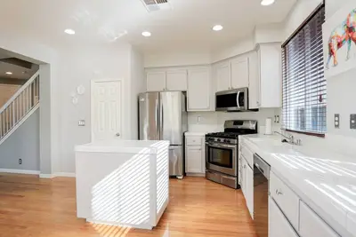 Image de 4 Bedrooms only 10 minutes from Oakland Airport, 27 minutes from \nSan Francisco