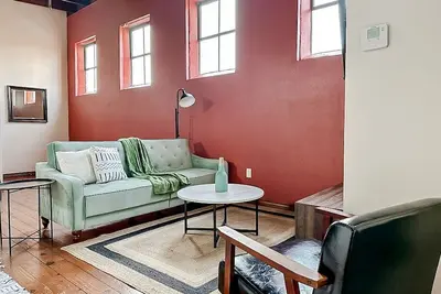 Image de Sleepover: Upscale 2bd/1ba Condo Downtown Springfield
