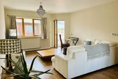 Stunning Cathedral view city centre apartment