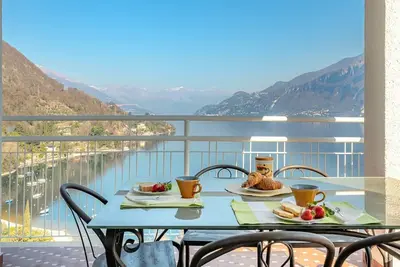 Image de Charming 4-Bed Apartment -Lake Views & Balconies