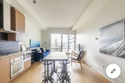 Image de High End Condo with Cn Tower & Water Views