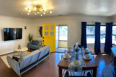 Image de Mex Eats Nearby, Spacious Family Home!