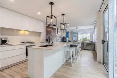 Image de Modern 3 Bedroom 2 Bathroom Townhouse. Walking distance to beach!