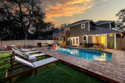 Image de Tiki Bar Pool Putt Putt 1 Mile from Beach