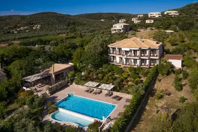 5 minutes walk from beach cozy Studio w/ pool and views of Navarino Bay.