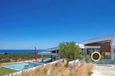 Image de Serene Retreat with Maid Service, 140 m2 pool, Hot tub, Sauna & Gym: by etouri