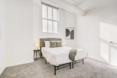 Image de CozySuites 2br with Direct Skybridge Access 4