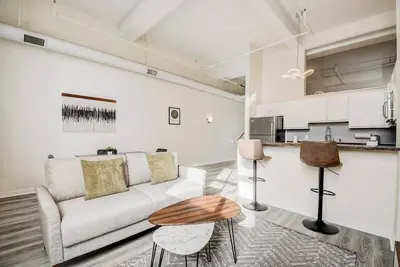 Image de CozySuites - 2br with Direct Skybridge Access #5