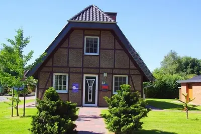 Image de 4 person half-timbered holiday home with fireplace and bathtub in the first row to the dike in Otterndorf