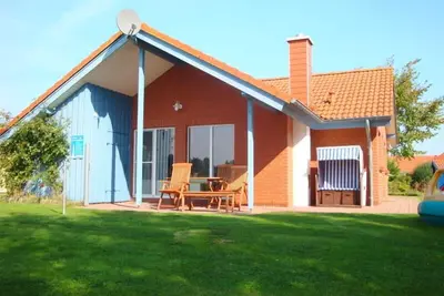 Image de 4-person vacation home with canoe, wood-burning stove and wonderful lake view in Otterndorf