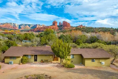 Image de Cathedral Views | Large home with two living spaces and kitchens