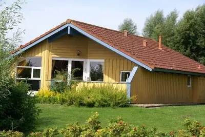 Image de 4-person ground-floor, barrier-free vacation home in the first row to the lake in Otterndorf