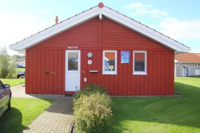 Image de 4-person vacation home with private jetty, direct lakeside location, canoe, sauna and wood-burning stove in Otterndorf